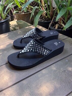 Time and Tru Black Rhinestone Lifestyle Wedge Flip Flops Womens Size 6 NWT